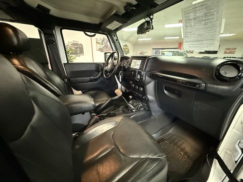 Used 2015 Jeep Wrangler Unlimited Sahara AWD/4WD image 9