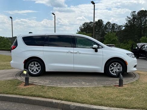 Used 2023 Chrysler Voyager LX FWD image 8