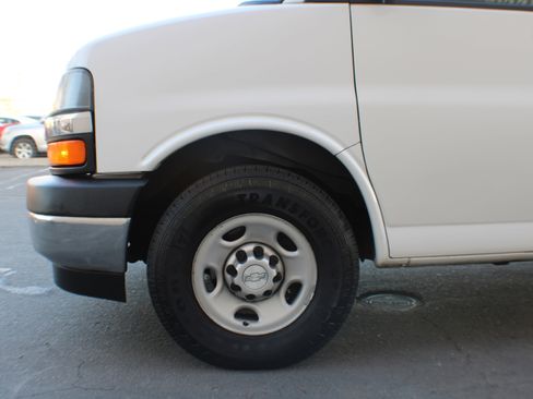 Used 2017 Chevrolet Express 3500 Extended image 10