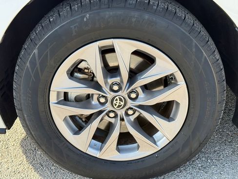 Used 2023 Toyota Sienna XLE image 9