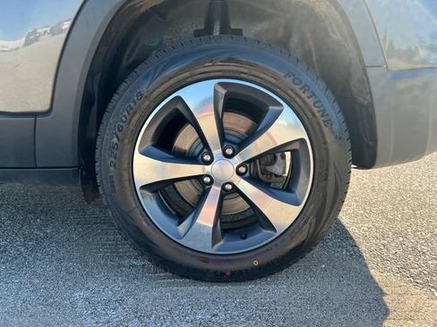 Used 2019 Jeep Cherokee Limited AWD/4WD image 9