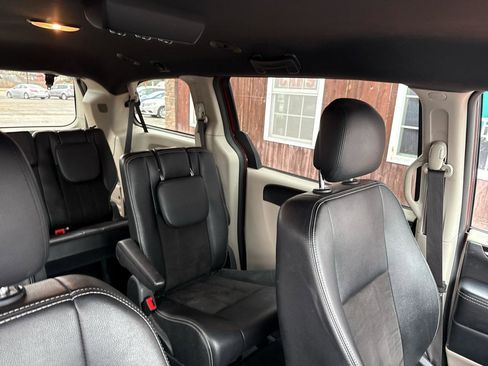 Used 2019 Dodge Grand Caravan SXT FWD image 11
