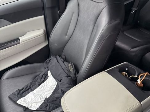 Used 2023 Kia Carnival LX image 10