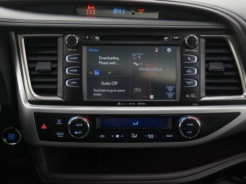 Used 2018 Toyota Highlander XLE w/ Carpet Mat Package (TMS) image 18