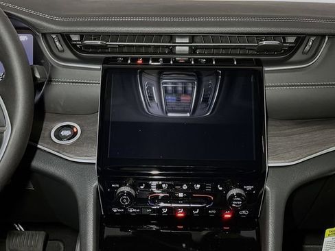 New 2025 Jeep Grand Cherokee Limited w/ Luxury Tech Group II image 8