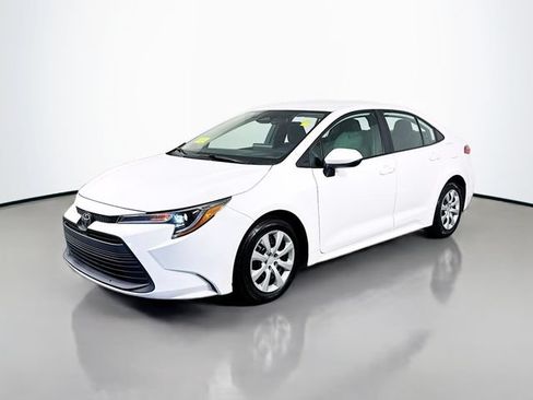 Used 2024 Toyota Corolla LE FWD image 2
