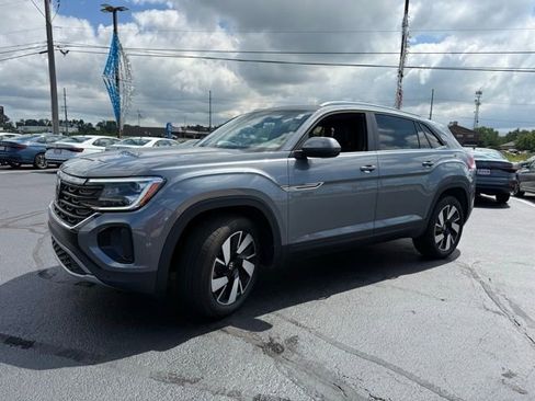 Used 2025 Volkswagen Atlas Cross Sport SE w/ Panoramic Sunroof Package image 3