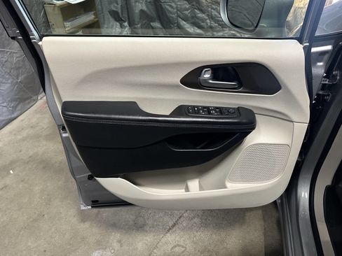 Used 2017 Chrysler Pacifica Touring-L image 17