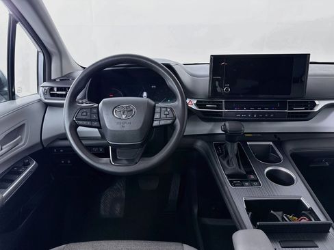 Certified 2025 Toyota Sienna LE FWD image 20