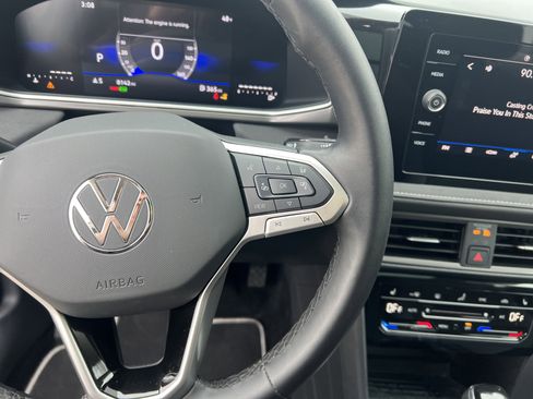 Certified 2025 Volkswagen Taos SE image 19