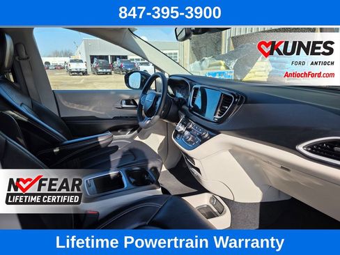 Used 2024 Chrysler Pacifica Touring-L image 31