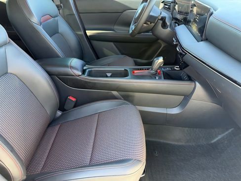 Used 2025 Nissan Kicks SR image 11