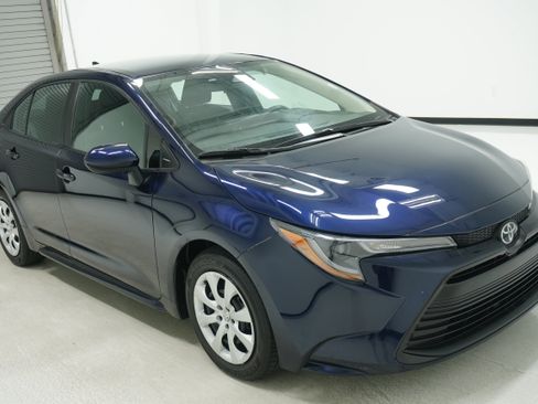 Used 2023 Toyota Corolla LE FWD image 3