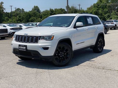 Used 2018 Jeep Grand Cherokee Laredo AWD/4WD image 3