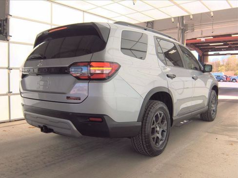 Used 2024 Honda Pilot TrailSport image 6