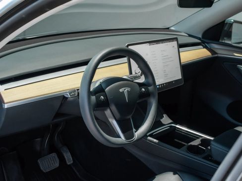 Used 2024 Tesla Model Y Long Range RWD image 11