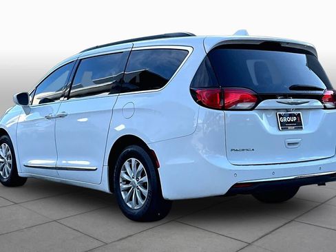 Used 2017 Chrysler Pacifica Touring-L FWD image 12