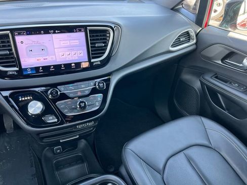 Used 2025 Chrysler Pacifica Select image 34