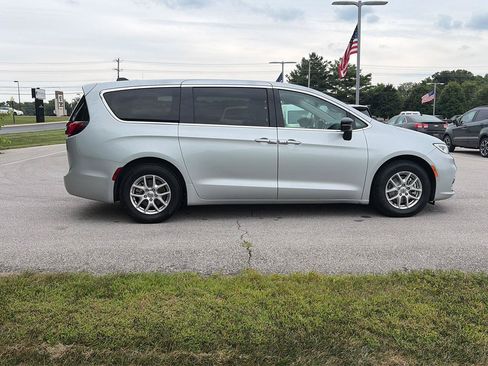 Used 2024 Chrysler Pacifica Touring-L FWD image 6