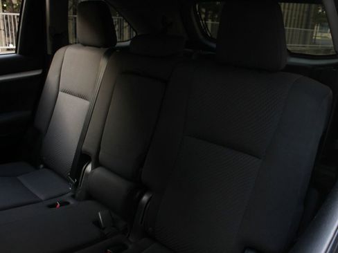 Used 2016 Toyota Highlander LE image 17