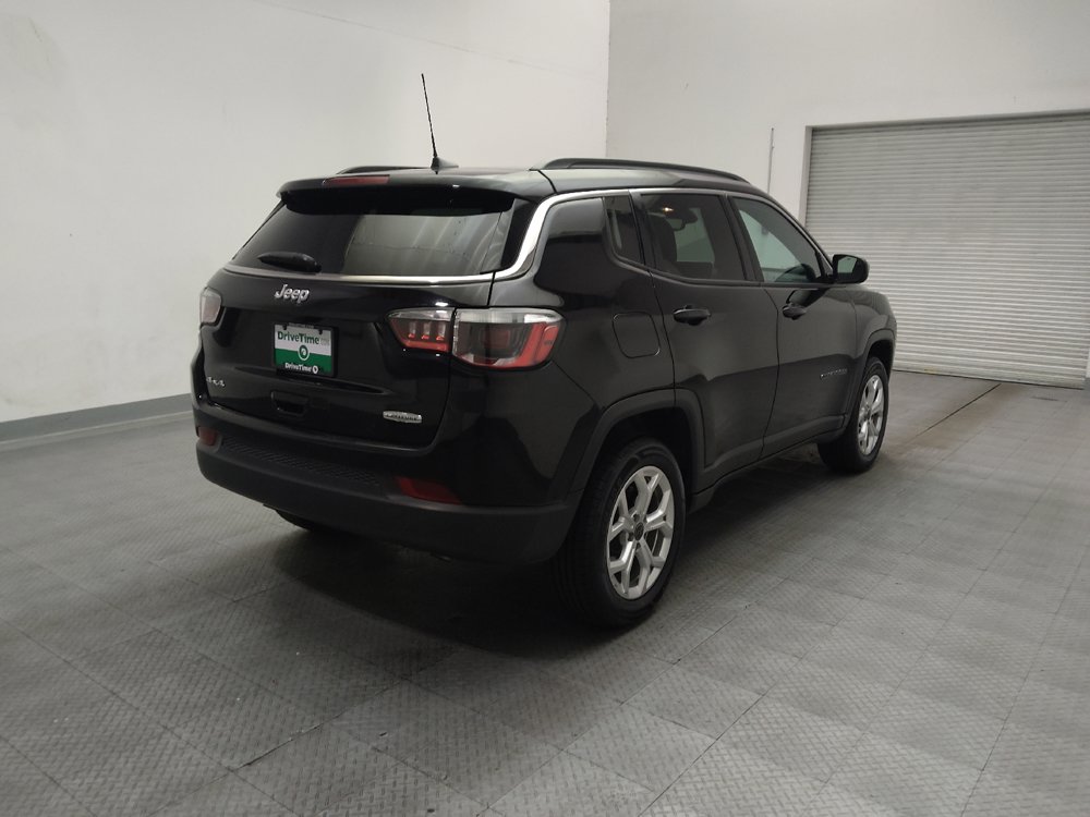 Used 2025 Jeep Compass Latitude w/ Sun & Sound Group AWD/4WD image 9