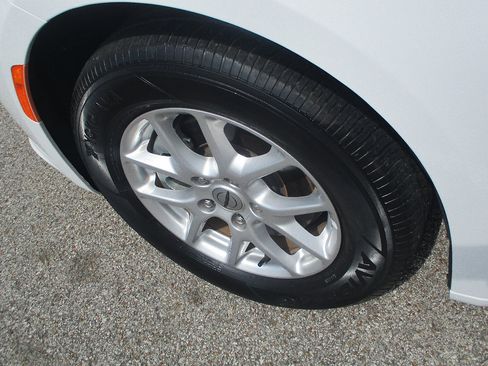 Used 2023 Chrysler Pacifica Touring-L FWD image 24