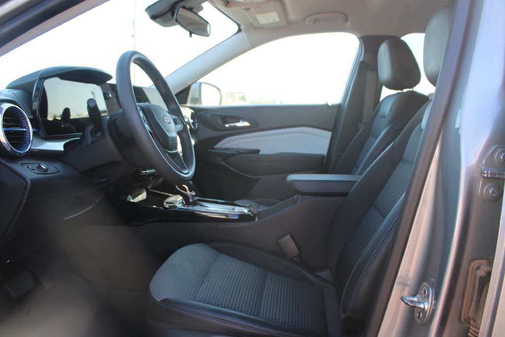 Used 2025 Chevrolet Trax LT FWD image 14