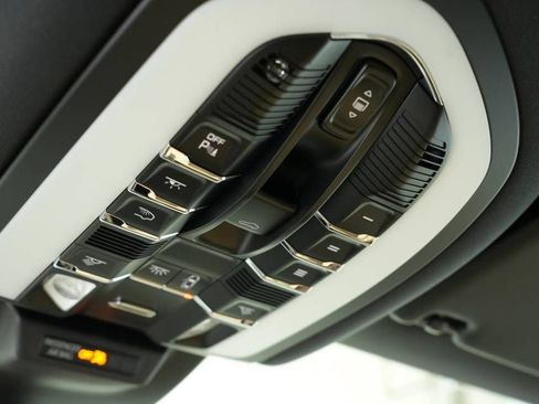 Certified 2025 Porsche Macan AWD/4WD image 36