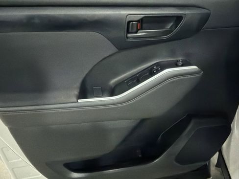 Used 2022 Toyota Highlander LE image 29