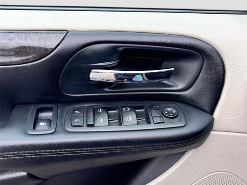 Used 2019 Dodge Grand Caravan SE image 18