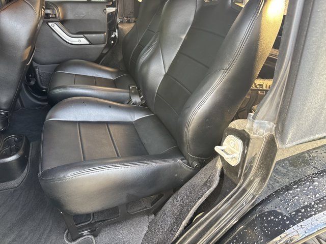 Used 2015 Jeep Wrangler Unlimited Rubicon w/ Connectivity Group AWD/4WD image 21