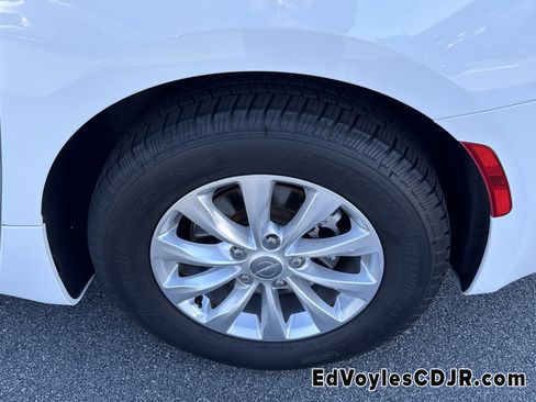 Used 2019 Chrysler Pacifica Touring-L image 26