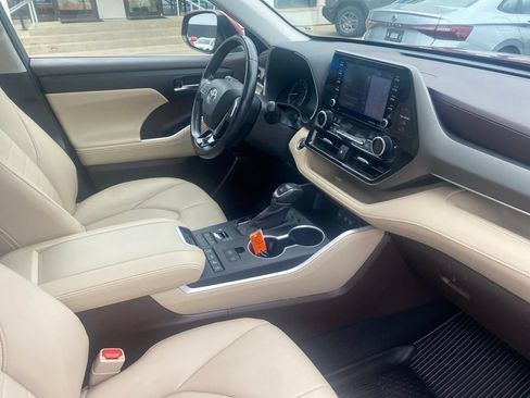 Used 2020 Toyota Highlander XLE AWD/4WD image 25