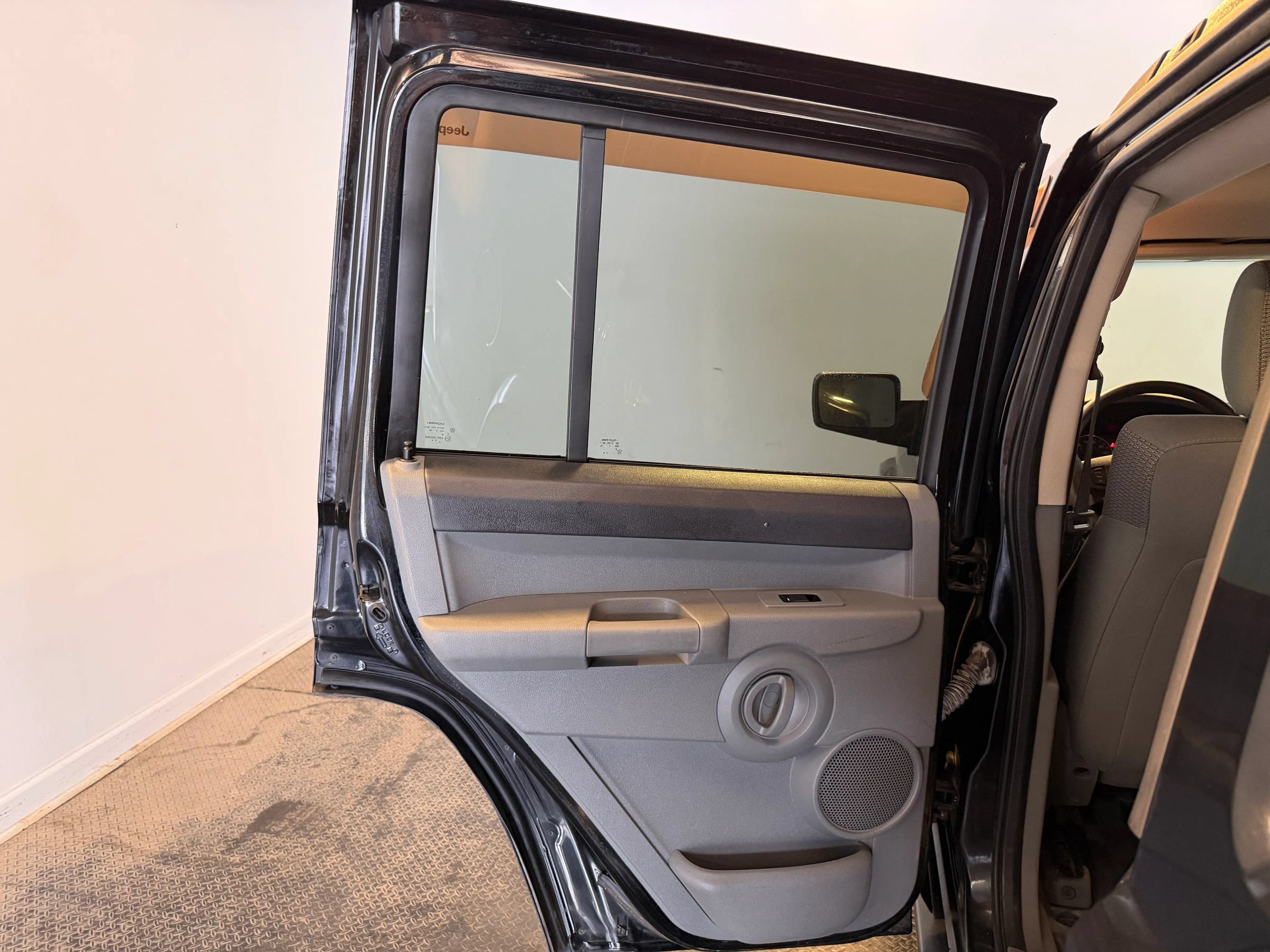 Used 2007 Jeep Commander Sport RWD image 29