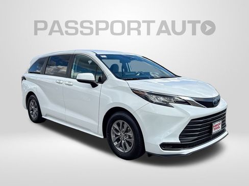 Used 2023 Toyota Sienna LE image 10