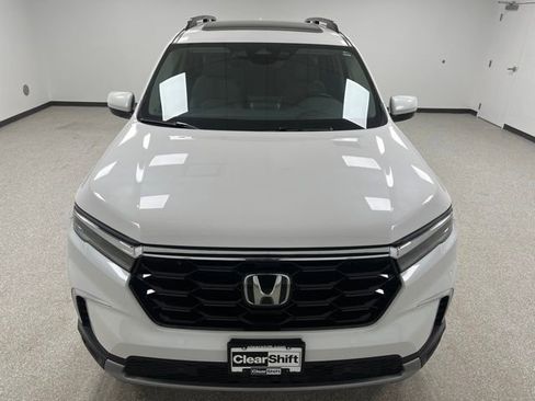 Used 2025 Honda Pilot Touring image 3