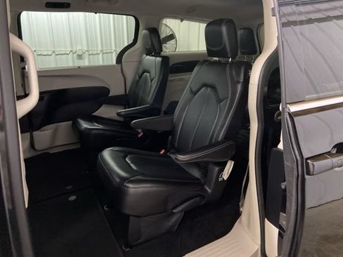 Used 2023 Chrysler Pacifica Touring-L FWD image 22