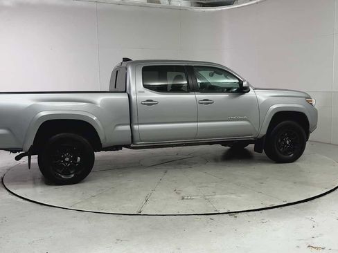 Used 2020 Toyota Tacoma SR5 AWD/4WD image 9