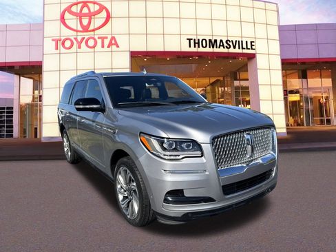 Used 2023 Lincoln Navigator Reserve image 3