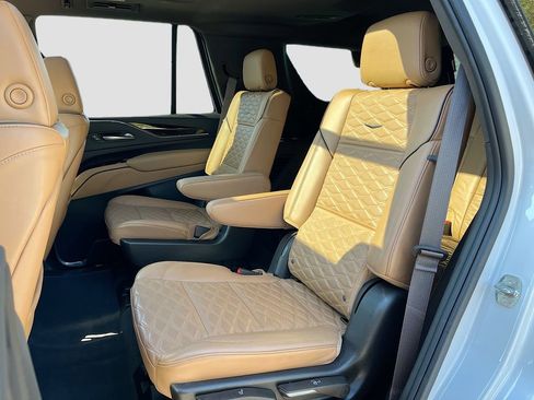 Used 2023 Cadillac Escalade Premium Luxury image 32
