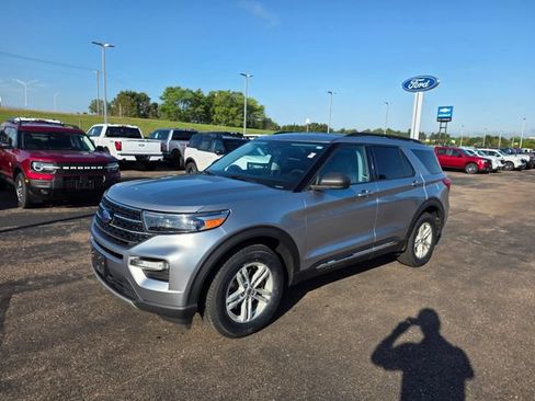 Used 2021 Ford Explorer XLT w/ Equipment Group 202A AWD/4WD image 3