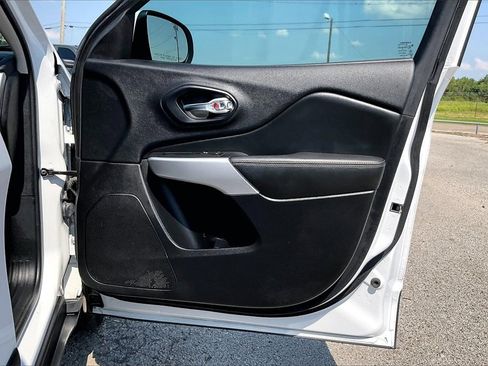 Used 2018 Jeep Cherokee Latitude Plus w/ Comfort/Convenience Group image 29