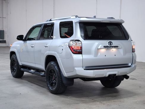 Used 2022 Toyota 4Runner SR5 Premium image 11