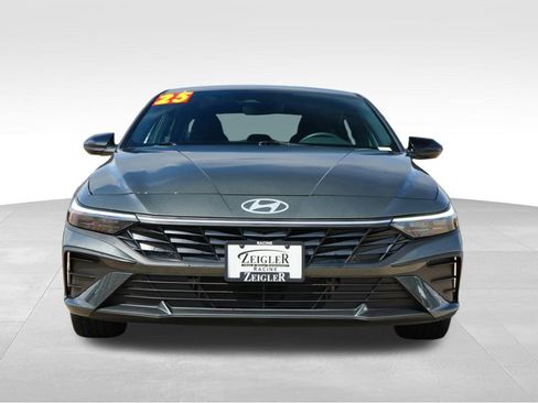 Used 2025 Hyundai Elantra SEL image 2