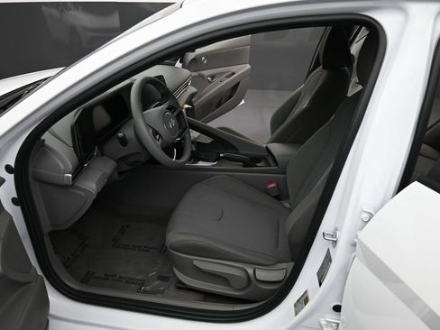 Certified 2026 Hyundai Elantra SE FWD image 12