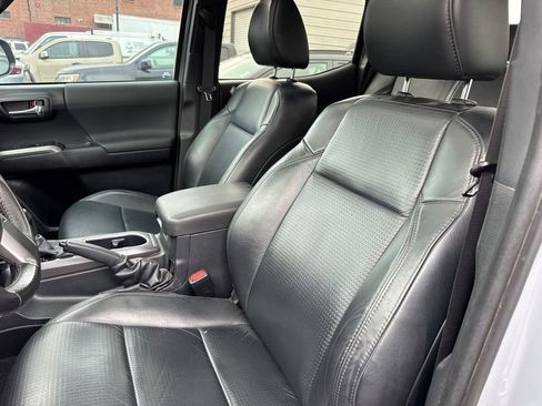Used 2019 Toyota Tacoma TRD Off-Road AWD/4WD image 16