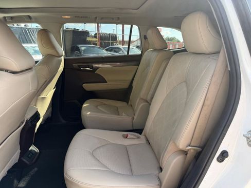 Used 2020 Toyota Highlander Platinum FWD image 14