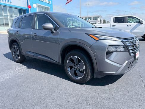 Used 2025 Nissan Rogue SV FWD image 2