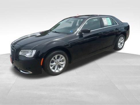 Used 2023 Chrysler 300 Touring RWD image 3