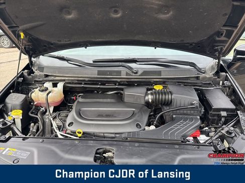 Used 2024 Chrysler Pacifica Touring-L image 9